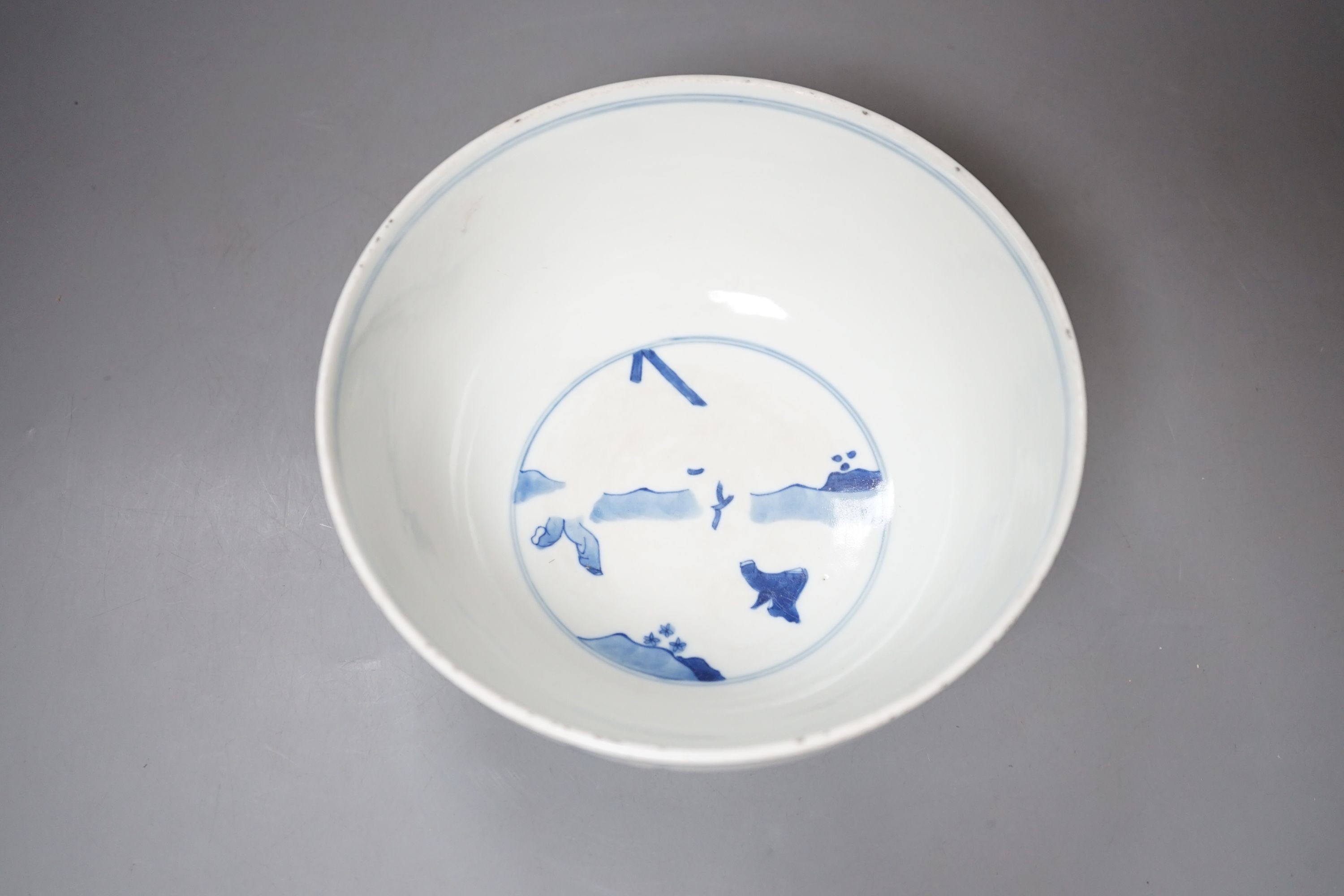 A Chinese blue and white bowl, diameter 16.5cm
